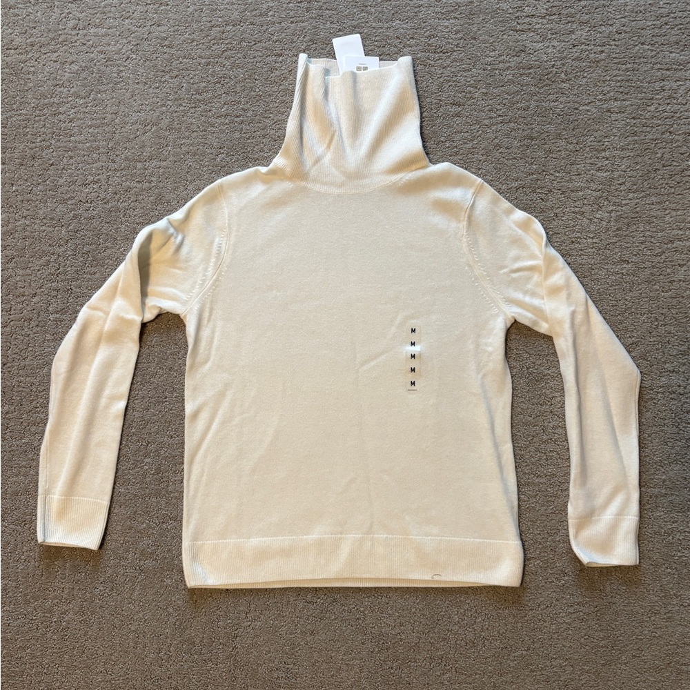 NWT Uniqlo Cashmere Turtleneck, size M,(fits more like XS-S)